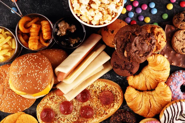 Sağlıksız ürünler. Yemek vücut, deri, kalp ve dişler için kötüdür. Patates kızartması ve kola ile karbonhidrat karışımı.