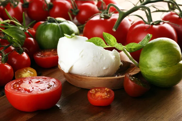 Domatesli Caprese salatası, mozzarella ve organik fesleğen..
