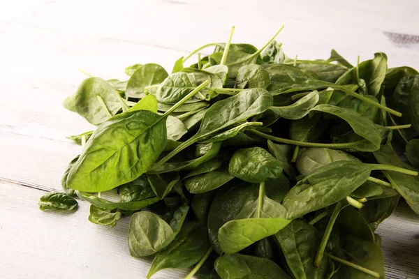Kırsal ahşap masada taze ıspanak yaprakları. sağlıklı sebze yaprağı