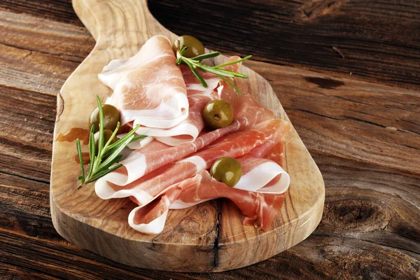 Włoskie Crudo Prosciutto Lub Jamon Rozmarynem Surowa Przystawka Szynki — Zdjęcie stockowe