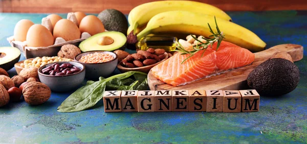 Magnezyum içeren ürünler: muz, badem, avokado, fındık ve ıspanak ve yumurta