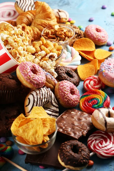 Sağlıksız ürünler. Yemek vücut, deri, kalp ve dişler için kötüdür. Patates kızartması ve kola ile karbonhidrat karışımı.