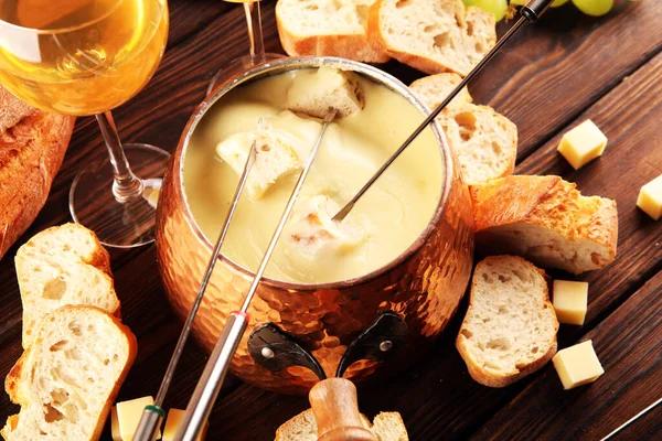 Gourmet Swiss Fondue Δείπνο Χειμώνα Βράδυ Διάφορα Τυριά Ένα Διοικητικό — Φωτογραφία Αρχείου