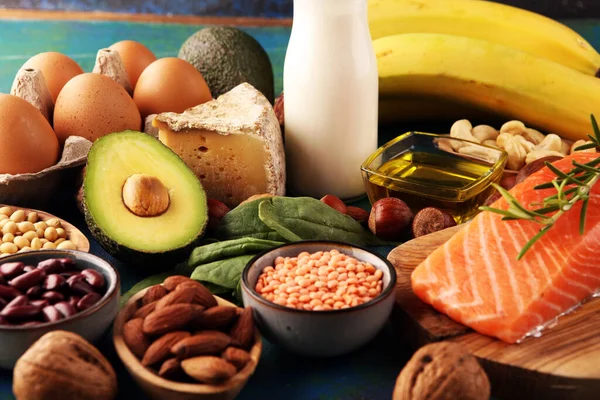 Выбор Здоровой Пищи Сердца Концепция Жизни Яйцами Авокадо Столе — стоковое фото