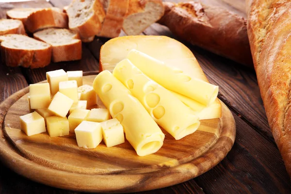 종류의 치즈와 향신료가 — 스톡 사진