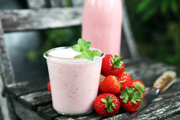 Ein Glas Frischen Erdbeershake Smoothie Oder Milchshake Und Frische Erdbeeren — Stockfoto