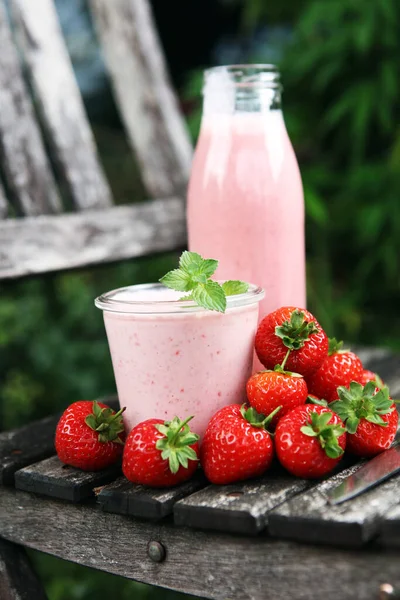 Ein Glas Frischen Erdbeershake Smoothie Oder Milchshake Und Frische Erdbeeren — Stockfoto