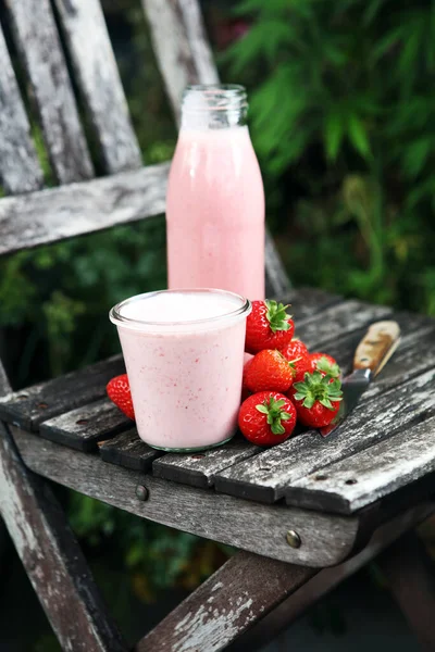 Bicchiere Fragola Fresca Agitare Frullato Frullato Fragole Fresche Sul Tavolo — Foto Stock