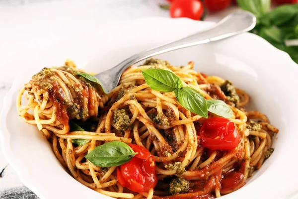 Lezzetli spagetti salamı ya da baharatlı kıyma ve domates soslu parmesan peyniri ile süslenmiş bolonez.