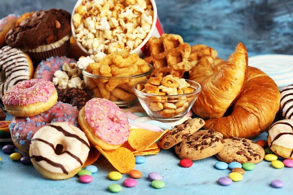 Sağlıksız ürünler. Yemek vücut, deri, kalp ve dişler için kötüdür. Patates kızartması ve kola ile karbonhidrat karışımı.