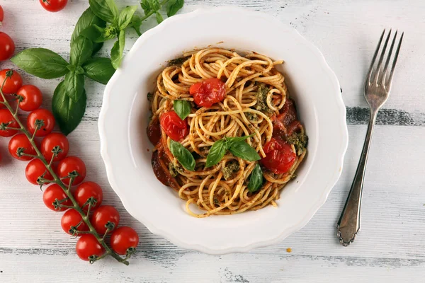 Lezzetli spagetti salamı ya da baharatlı kıyma ve domates soslu parmesan peyniri ile süslenmiş bolonez.