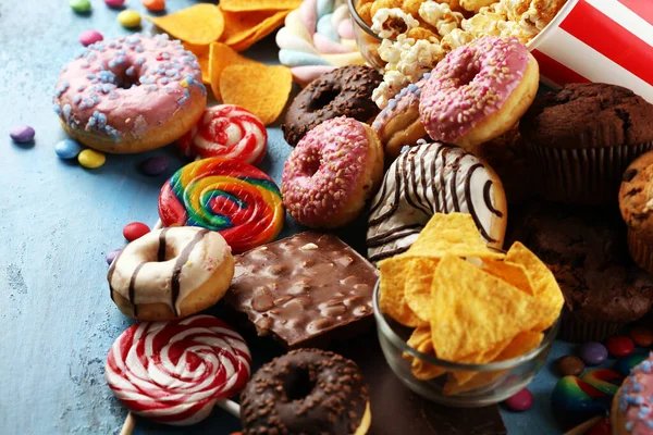 Sağlıksız ürünler. Yemek vücut, deri, kalp ve dişler için kötüdür. Patates kızartması ve kola ile karbonhidrat karışımı.