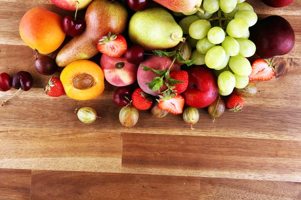 Vers Zomerfruit Met Appel Druiven Bessen Pruimen Biologische Abrikoos — Stockfoto