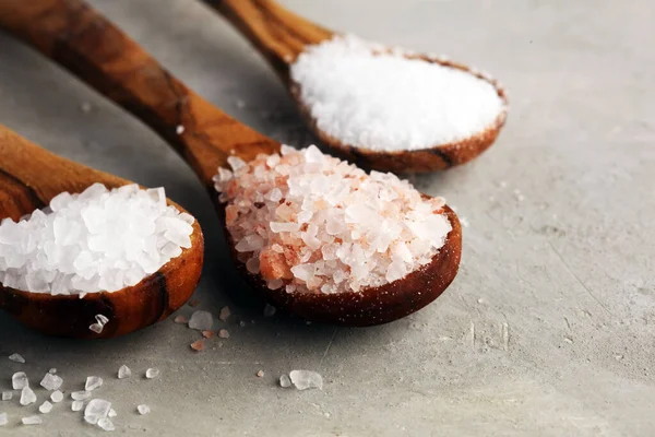 Deniz tuzu ve himalaya tuzu. Kırsal masada tuz kristalleri