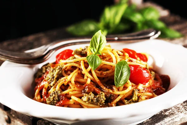 Lezzetli spagetti salamı ya da baharatlı kıyma ve domates soslu parmesan peyniri ile süslenmiş bolonez.