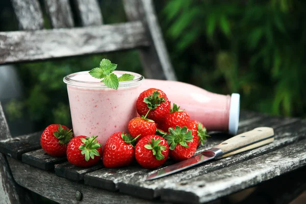 Vaso Batido Fresa Fresca Batido Batido Fresas Frescas Mesa Concepto —  Fotos de Stock