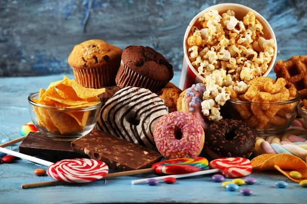 Sağlıksız ürünler. Yemek vücut, deri, kalp ve dişler için kötüdür. Patates kızartması ve kola ile karbonhidrat karışımı.