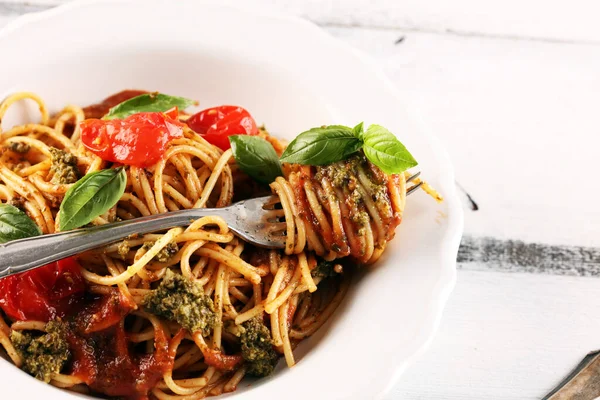 Lezzetli spagetti salamı ya da baharatlı kıyma ve domates soslu parmesan peyniri ile süslenmiş bolonez.