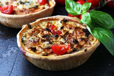 Köy tahtasında lezzetli küçük börekler ya da tartlar. Tuhaf hamurlu turtalar. Taze fesleğen ve el yapımı kiş domates.