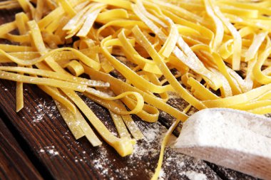 Çiğ taze ev yapımı makarna. Taze İtalyan geleneksel çiğ makarnası