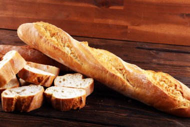 Ekmek ve ekmek dilimleri ahşap arka planda.