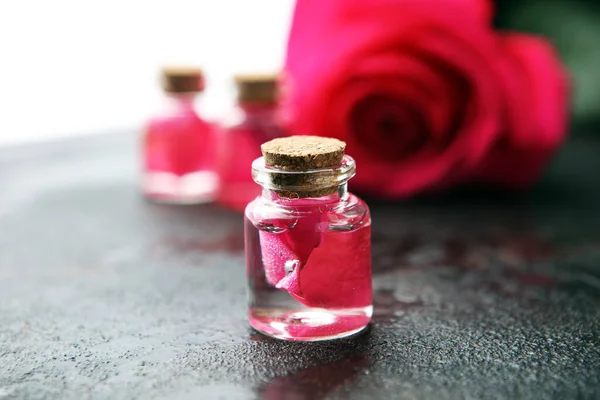 Różowy Kwiat Róży Szklanka Olejku Eterycznego Butelki Spa Aromaterapia Koncepcja — Zdjęcie stockowe
