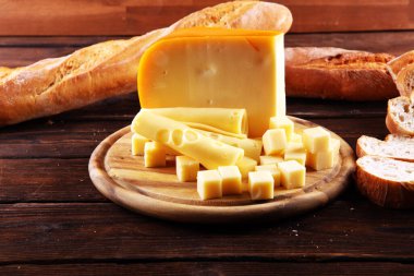 Farklı peynir çeşitleri. Peynir ve baharatlı peynir tabağı.