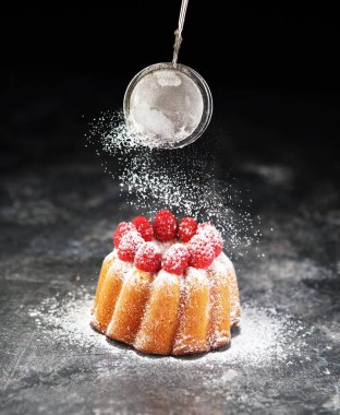 Koyu tahta üzerinde krema şekeri ile süslenmiş taze demet pasta. Ev yapımı mermer pasta. 