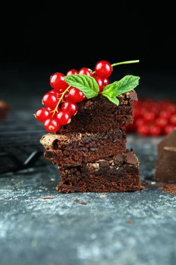 Brownie yığını, masadaki ahşap tahtada çikolatalı pasta.