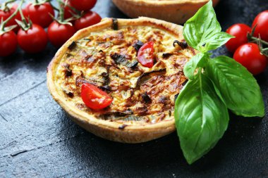 Köy tahtasında lezzetli küçük börekler ya da tartlar. Tuhaf hamurlu turtalar. Taze fesleğen ve el yapımı kiş domates.