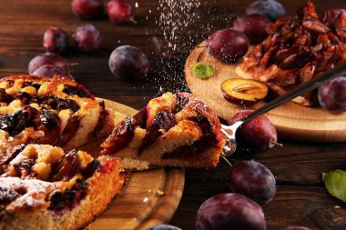 Ahşap arka planda erikli kırsal erik keki. Erik turtası konsepti