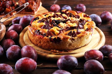 Ahşap arka planda erikli kırsal erik keki. Erik turtası konsepti