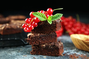 Brownie yığını, masadaki ahşap tahtada çikolatalı pasta.