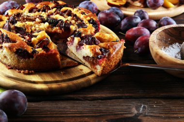 Ahşap arka planda erikli kırsal erik keki. Erik turtası konsepti