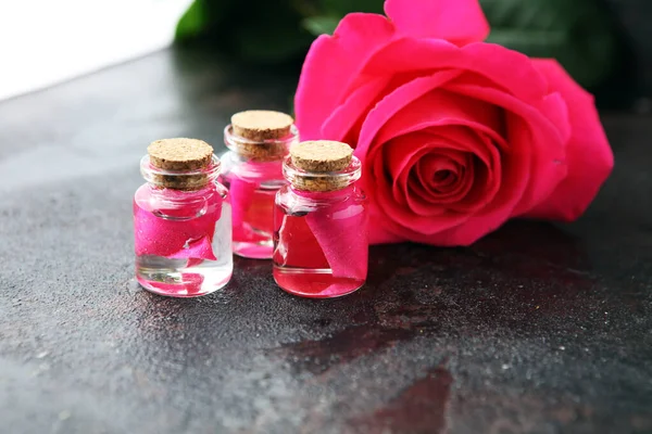 Różowy Kwiat Róży Szklanka Olejku Eterycznego Butelki Spa Aromaterapia Koncepcja — Zdjęcie stockowe