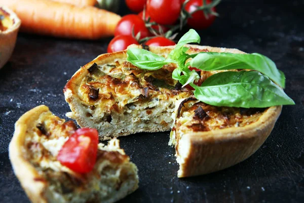 Herzhafte Mini Quiches Oder Torten Auf Einem Rustikalen Brett Flockige — Stockfoto