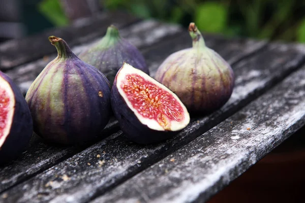 Frische Feigen Food Foto Ganze Und Scheiben Geschnittene Feigen Auf — Stockfoto