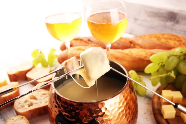 Gourmet Swiss Fondue Вечеря Зимового Вечора Асортованими Сирами Дошці Поруч — стокове фото