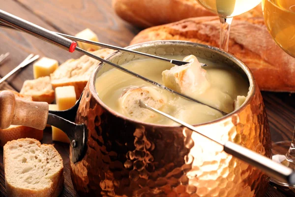 Ínyenc Svájci Fondü Vacsora Egy Téli Estén Változatos Sajttal Deszkán — Stock Fotó