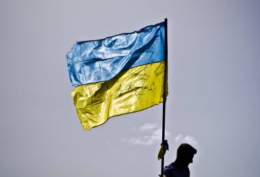 Vorokhta, Ukrayna - 17 Haziran 2016: Hoverla Zirvesi bayrak ile.