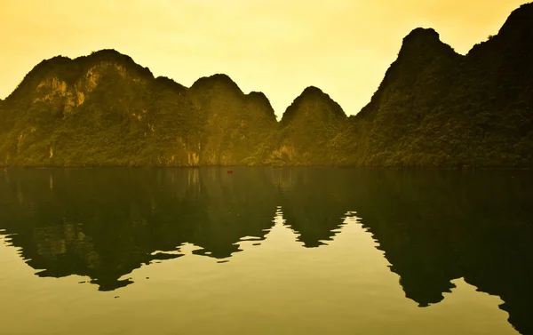Obserwując Widok Halong Bay Wietnam — Zdjęcie stockowe