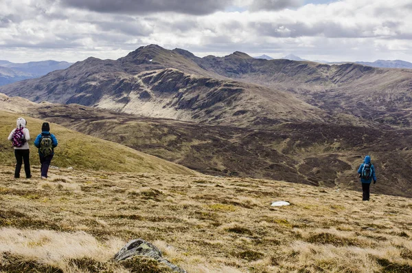 Bovenaanzicht Van Mensen Wandelen Bergen Sotland — Stockfoto