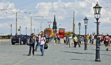 İnsanlar Dresden Köprüsü 'nde yürüyor