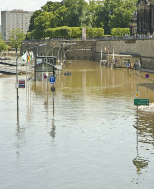 Dresden, Almanya - 11 Haziran: Elbe Nehri üzerinde 11 Haziran 2013 Dresden