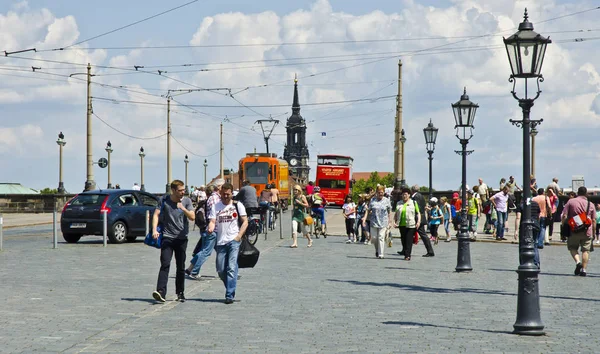 İnsanlar Dresden Köprüsü 'nde yürüyor