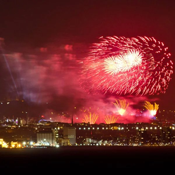 Nieuwe Jaar Vuurwerk 2015 Edinburgh Scotland Rechtenvrije Stockfoto's