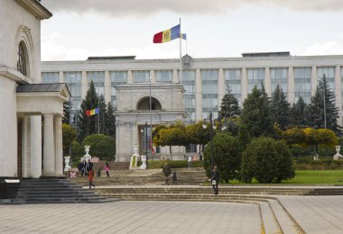 İdari Bina, Chisinau, Moldova önündeki insanlar