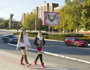 Tiraspol, Transdinyester Cumhuriyeti - 20 Ekim: genç kadın 20 Ekim 2013 tarihinde parliament yakınındaki 