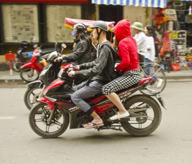 Hanoi, Vietnam - 4 Nisan: motosiklet binici 4 Nisan 2016 sokakta üzerinde 