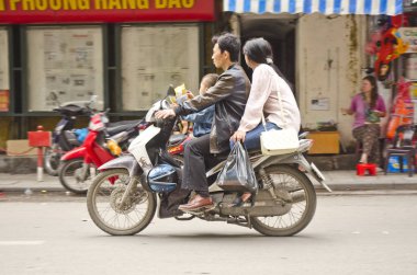 Hanoi, Vietnam - 4 Nisan: motosiklet binici 4 Nisan 2016 sokakta üzerinde 